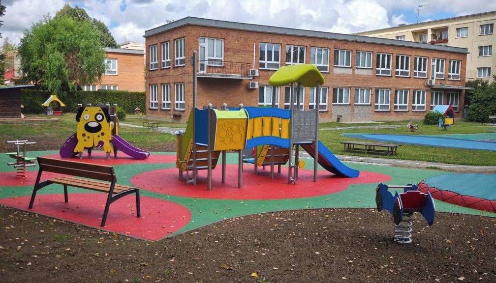 Zlín - Děti z Mateřské školy M. Knesla na Bartošově čtvrti si mohou naplno užívat nově revitalizovanou část školní zahrady. Statutární město Zlín během letošních prázdnin dokončilo II. etapu její revitalizace, do které investovalo 2 miliony korun. Výsledkem je moderní, bezpečné a podnětné prostředí, které dětem nabízí prostor pro hru, pohyb, odpočinek i rozvoj jejich dovedností.