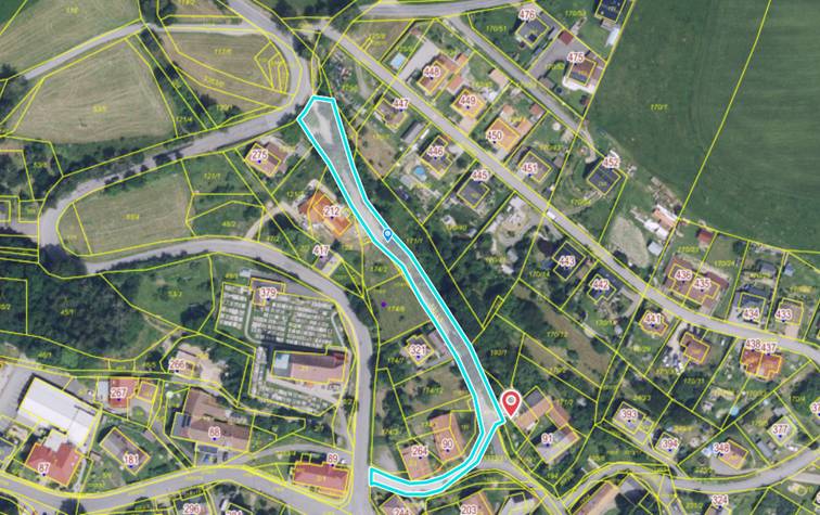 Vážení občané, žádáme vás o dodržování dopravního značení na obecní komunikaci na parcele č. 3353/5 v k. ú. Bystřec. V poslední době zde evidujeme zvýšený průjezd vozidel. Upozorňujeme, že vjezd na tuto komunikaci je povolen POUZE REZIDENTŮM. Průjezd ostatních vozidel je zde zakázán. Děkujeme za ohleduplnost k obyvatelům této lokality a za dodržování pravidel. Obecní úřad Bystřec