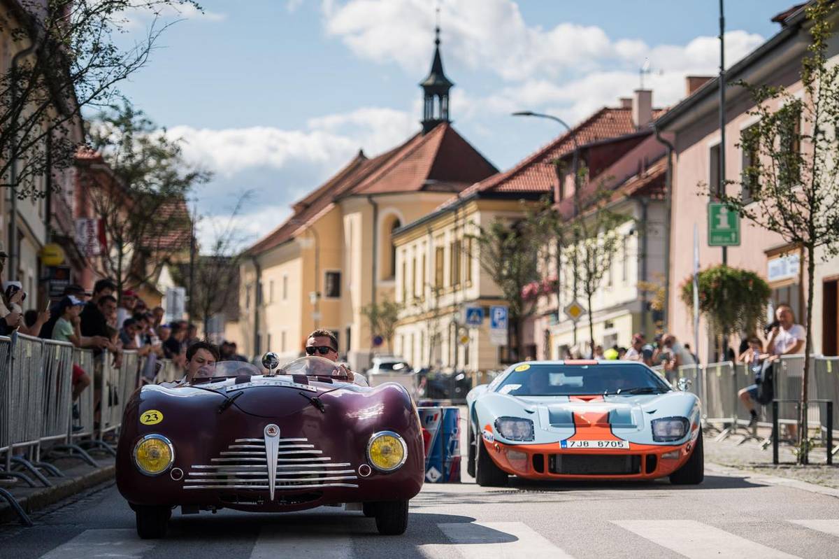 Milovníci historických vozidel si přijdou na své ve dnech 4. a 5. září. Sedmnáctý ročník mezinárodní setinové rallye South Bohemia Classic bude znovu patřit mezi největší tuzemské veteránské akce. Tradiční motoristický podnik láká do jižních Čech 168 posádek z 10 zemí světa.