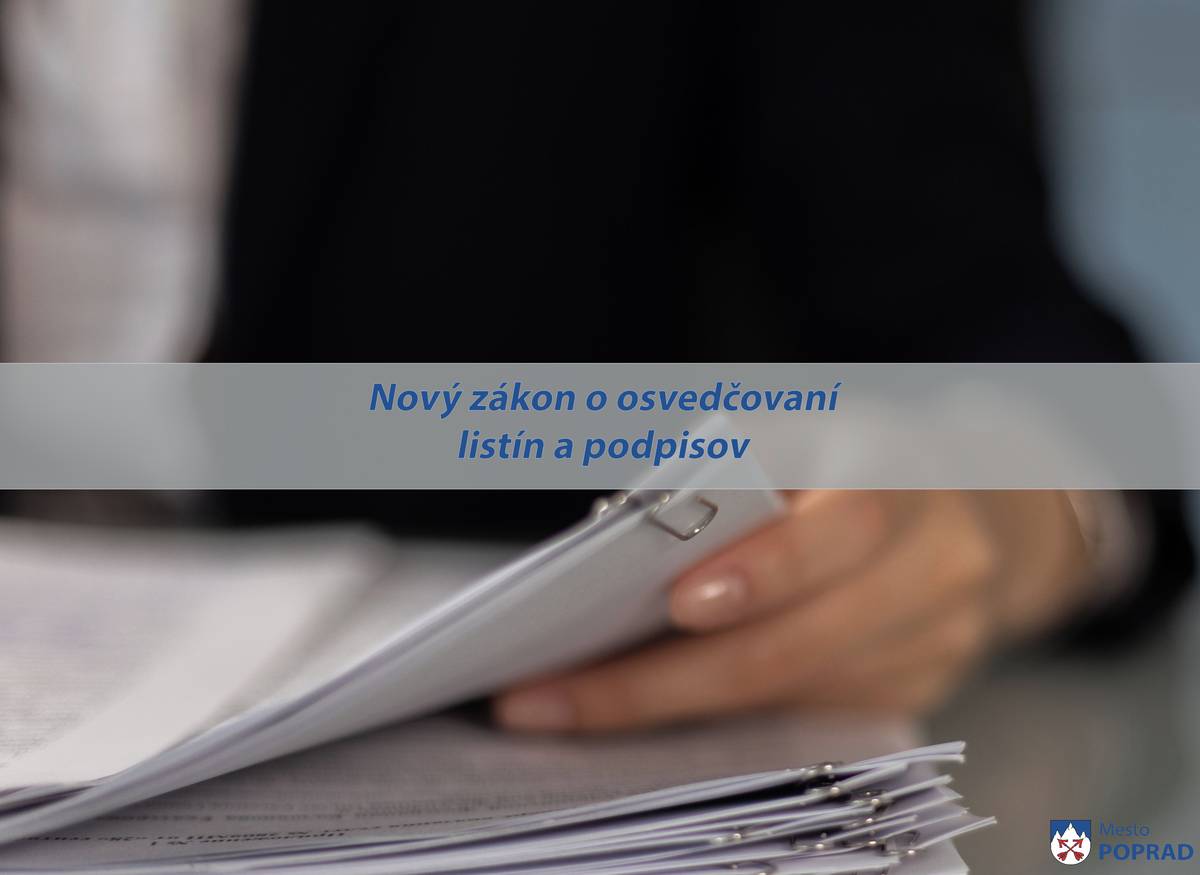 Od 1. septembra vstúpil do platnosti nový zákon č. 78/2026 Z. z. o osvedčovaní listín a podpisov na listinách. Nahrádza viac ako 20 rokov starú legislatívu a prináša zásadné zmeny v tom, čo vám môžeme na mestskom úrade overiť.   V akých prípadoch vám po novom mestský úrad podpis nemôže osvedčiť:     ak listina obsahuje ochranné prvky: Ak originál obsahuje vodoznak, suchú pečať či holografický prvok a pri spravení kópie tento prvok vymizne, osvedčenie takejto kópie nie je možné vykonať.  ak ide o doklady zo zahraničia: Podpis na listinu určenú do zahraničia overuje notár (výnimkou sú potvrdenia o žití pre Českú republiku).   pri neosobných podpisoch: Ak je podpis vytlačený pečiatkou alebo z počítača nie je ho možné overiť.  ak je použitý cudzí jazyk, či ak ide o prázdny formulár: Po novom sa neoverujú dokumenty v inom ako štátnom jazyku (okrem češtiny), ani prázdne listy a nevyplnené formuláre.   Zákon aktuálne umožňuje občanom overiť podpis aj mimo úradu – napríklad v nemocnici, zariadení sociálnych služieb, či doma. Zjednodušuje sa aj postup pre osoby, ktoré nemôžu čítať alebo písať.