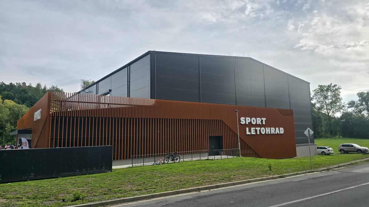 Žáci Průmyslové střední školy Letohrad vstoupili do nového školního roku s jednou velkou novinkou. Přímo v areálu školy jsme otevřeli novou moderní tělocvičnu. Doposud žáci docházeli na tělesnou výchovu do tělocvičny vzdálené přibližně 1,5 kilometru od školy. Teď mají sportovní zázemí přímo u ní. „O výstavbě nové tělocvičny pro potřeby školy jsme s panem starostou Fialou a vedením školy hovořili poměrně dlouho. Příprava stavby nebyla jednoduchá. V roce 2021 začala demolice zchátralého Petříkova mlýna, který hyzdil příjezd do města od Ústí nad Orlicí. Tím se otevřel prostor pro přípravu nové tělocvičny. Ta nakonec po započtení všech nezbytných souvisejících výdajů jako projektová dokumentace či technický dozor investora vychází na 113 milionů korun včetně daně,“ uvedl hejtman Pardubického kraje Martin Netolický. Nová hala nabídne  hrací plochu 25 × 45 metrů zázemí pro florbal, volejbal, basketbal, futsal i karate tribunu pro 200 diváků šest šaten a tři umývárny bezbariérový přístup i zázemí možnost pořádání školních turnajů a menších sportovních akcí  Celkové náklady dosáhly necelých 113 milionů korun včetně DPH. Do projektu se zapojilo také město Letohrad, které přispělo 5 miliony korun na vnitřní vybavení a dalších 6,8 milionu investovalo do příjezdové komunikace, parkování, zeleně a veřejného osvětlení. Slavnostního otevření se zúčastnil také první náměstek hejtmana pro investice, sport a volnočasové aktivity Dušan Salfický a radní pro školství Josef Kozel. Nová tělocvična je další z krajských investic, které propojují modernizaci školského zázemí s rozvojem infrastruktury využitelné širší veřejností. Od nového školního roku už hala naplno slouží žákům a postupně nabídne nové možnosti také sportovním klubům a veřejnosti v Letohradě a okolí.