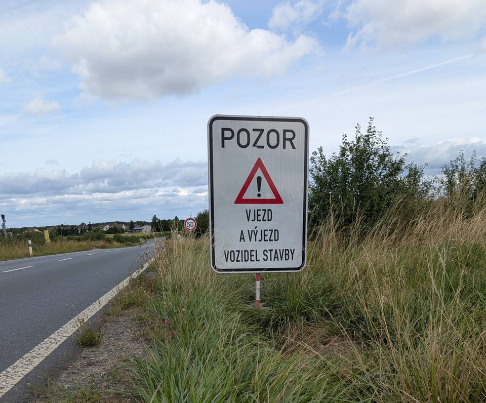 Aktuální informace k uzavírce Zaříčanské Vážení občané, podle posledních informací se stavbě nepodařilo s oddělením dopravního inženýrství Policie ČR dořešit umístění světelného signalizačního zařízení v křižovatce ulic Novosibřinská × Rohožnická. Instalace semaforu byla jednou z podmínek městské části v souvislosti s uzavírkou ulice Zaříčanská. Nový přesný termín nám nebyl sdělen, ale jakmile jej získáme, budeme o tom okamžitě informovat. Omlouváme se za případné komplikace.   Další informace k plánované uzavírce: V srpnu jsme zveřejnili články k dopravním omezením, parkování a nejčastějším dotazům. Přehled dopravních omezení a parkování (datum 3. 9. již není aktuální): https://www.praha21.cz/aktuality/9629-uzavirka-ulice-zaricanska-zacne-3-zari-prehled-dopravnich-omezeni-a-parkovani Nejčastější dotazy k uzavírce Zaříčanské a dopravě na Rohožníku: https://www.praha21.cz/aktuality/9636-nejcastejsi-dotazy-k-uzavirce-zaricanske-a-doprave-na-rohozniku