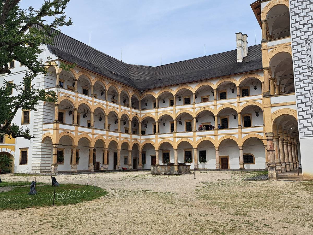 Hlučínským seniorům se otevírá možnost vyrazit na další z oblíbených poznávacích zájezdů. Město Hlučín pořádá ve čtvrtek 24. září 2026 jednodenní výlet do Jeseníků, během kterého účastníci navštíví unikátní přečerpávací vodní elektrárnu Dlouhé Stráně a historický zámek ve Velkých Losinách. 👥 Zájezd je určen pro seniory starší 60 let s trvalým pobytem v Hlučíně nebo v jeho městských částech. Vzhledem k omezené kapacitě je nutné se předem přihlásit a výlet uhradit. Cena zájezdu činí 520 korun za osobu a zahrnuje i oběd. Dopravu účastníkům v plné výši hradí město Hlučín. 🚌 📅 „Zápis a platba budou probíhat výhradně ve dvou termínech, a to v pondělí 7. září a v pondělí 14. září vždy od 8 do 11 hodin osobně na odboru rozvoje a školství Městského úřadu Hlučín. V jiných dnech nebo časech nebude možné zájezd uhradit,“ upozorňuje Tereza Šimánková z odboru rozvoje a školství. Případné dotazy a bližší informace poskytne Tereza Šimánková na telefonním čísle 595 020 317 nebo na e-mailové adrese simankova@hlucin.cz. ☎️  Podrobné informace naleztene na našem webu: https://bit.ly/4yesWrx  #Hlucin #Seniori #VyletProSeniory #Jeseniky #DlouheStrane #VelkeLosiny