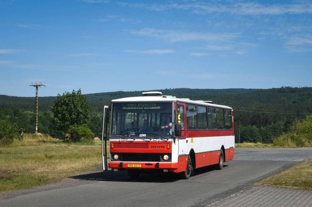 Můžete se vypravit v sobotu zdarma do Švihova   Plzeňský kraj pořádá v sobotu 5.9.2026 ve Švihově Dožínky. Na tuto akci se můžete vypravit zdarma, a to retro autobusem modré linky přímo z Blovic. Čas odjezdu je ze Štítova 8:09, z náměstí pak 8:14. Autobus se vrací zpět v 17:27 do Blovic, resp. 17:32 do Štítova. Jízda tam a zpět je zdarma, financuje ji Plzeňský kraj v rámci akce. Více informací: https://www.idpk.cz/nostalgie/dozinky-plzenskeho-kraje-ve-svihove/