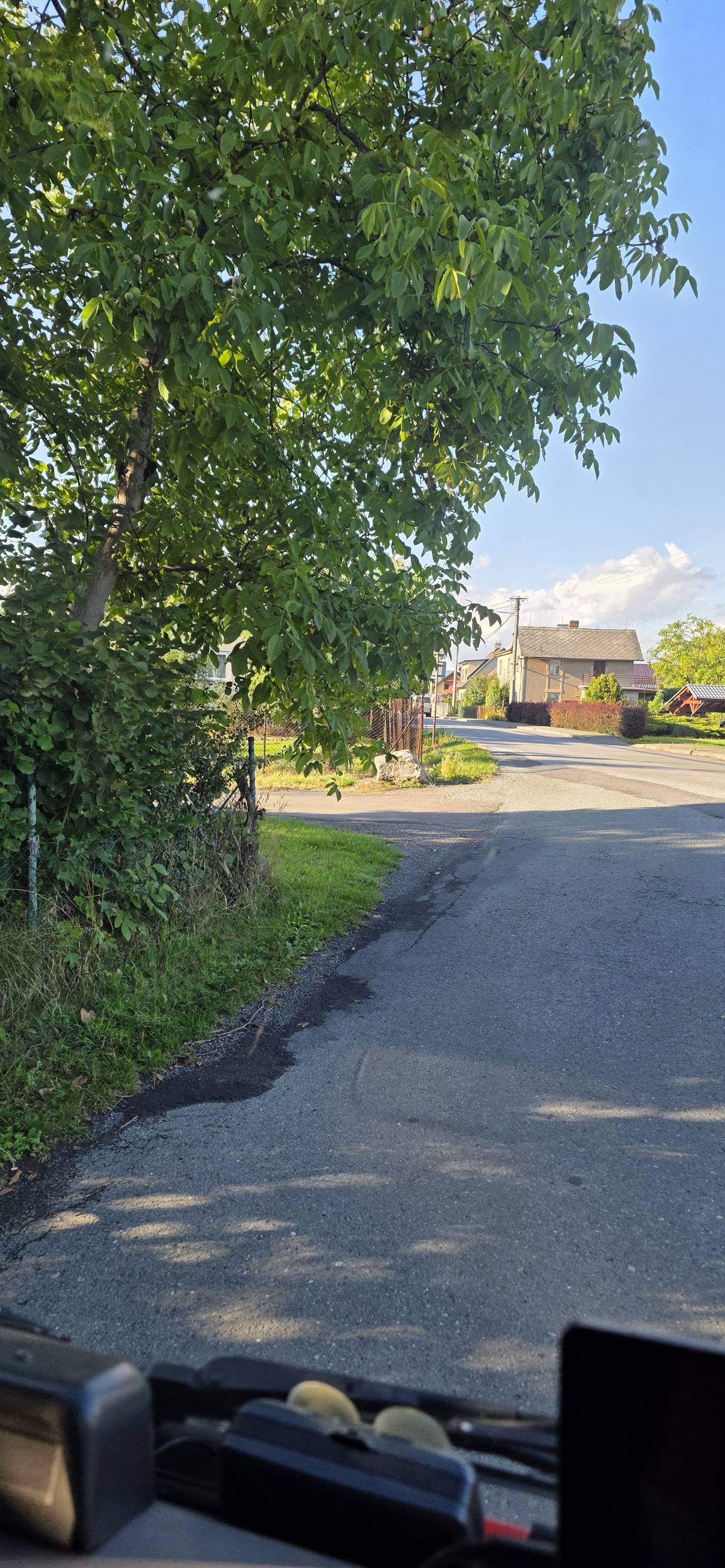 🚒 Projeli jsme velkým hasičským autem uličky Žernova a závěr je jasný. 🌳 Na mnoha místech musí dojít k  prořezu větví na stromech v soukromých zahradách, které přesahují do místních komunikací. 📞 Budeme Vás kontaktovat, ale každý by měl začít sám. ❗ Důvody jsou tyto: 🚒 průjezdnost pro složky integrovaného záchranného systému (hlavně hasičů) i běžný provoz, 🛡️ bezpečnost, 🗑️ průjezdnost pro svoz odpadů, ❄️ zimní údržba.   Děkujeme.  Libor Mojžíš