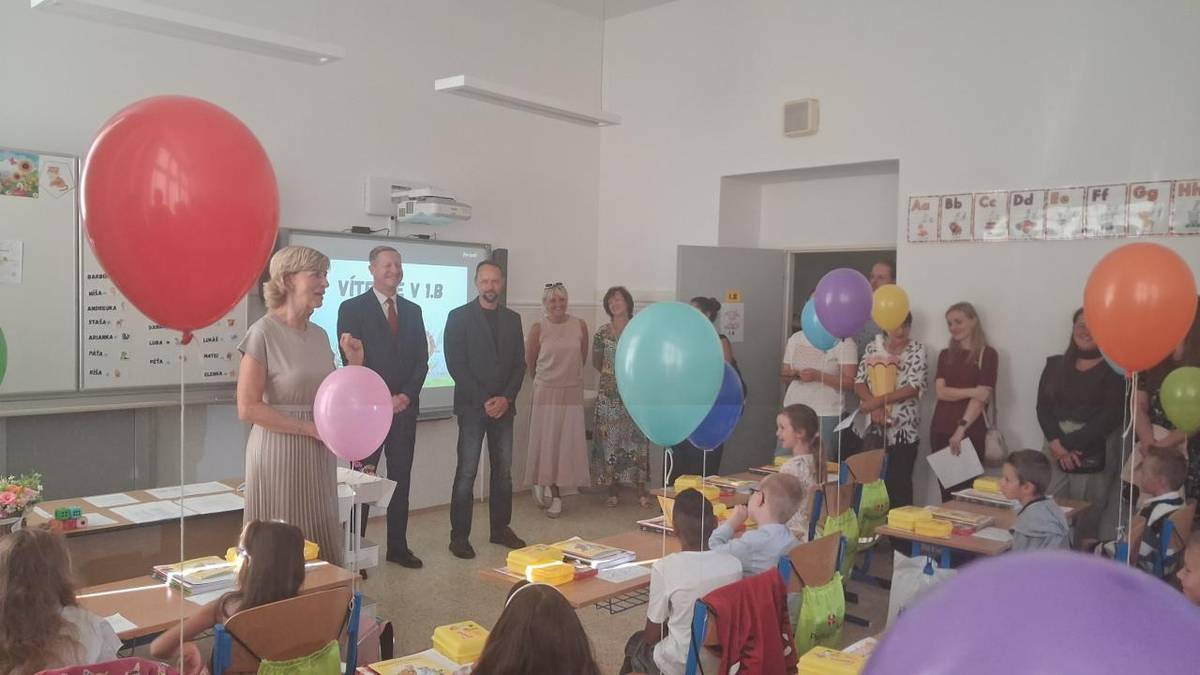 Všichni školáci dnes usedli do školních lavic. Prvňáčky v obou přeloučských základních školách pozdravili také zástupci města starosta Martin Šmíd a místostarosta Ing. Ivan Moravec. Všem dětem i učitelům přejeme úspěšný celý nový školní rok!