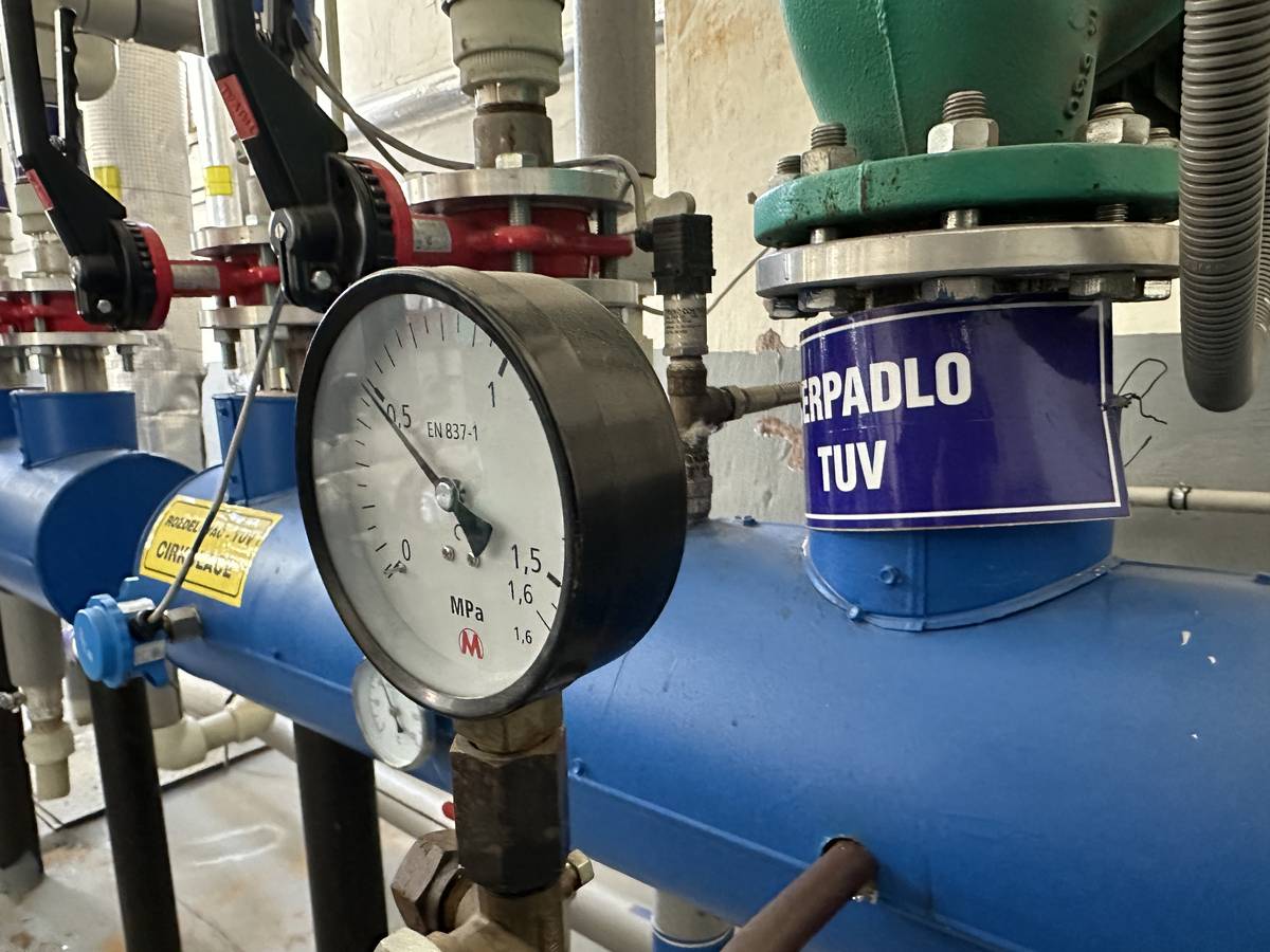 CHODOV (1. 9. 2026) – Ústavní soud udělal po více než dvaceti letech definitivní tečku za sporem o tepelné hospodářství v Chodově. Usnesením ze dne 26. srpna 2026 odmítl ústavní stížnost společnosti MARSERVIS, s.r.o. jako zjevně neopodstatněnou.  MARSERVIS, s.r.o. se jí naposledy pokusil zpochybnit soudy opakovaně potvrzené vlastnictví rozvodného systému městem Chodov tvrzením, že rozhodnutí obecných soudů zasáhla do jejích práv. Ústavní soud jí nedal za pravdu a proti jeho rozhodnutí již není další opravný prostředek přípustný. „Spravedlnosti bylo učiněno zadost. Jen je smutné, že v právním státě muselo město bojovat víc než dvacet let o vlastní majetek, který po celou dobu Marservis neoprávněně užíval a obohacoval se na jeho provozu,“ říká starosta města Patrik Pizinger (Místní HNHRM) a dodává: „Období nejistoty pro obyvatele Chodova skončilo.“ Ústavní soud definitivně odmítl další pokus společnosti Marservis zvrátit rozhodnutí Nejvyššího soudu. Všechny soudní instance se tak jednoznačně shodly, že teplofikační soustava v Chodově je jedním nedělitelným celkem. Společnost Marservis proto nemůže uplatňovat nároky na jednotlivé trubky, výměníky či předávací stanice. Pro město má verdikt i praktický dopad. S definitivní platností je potvrzeno, že jediným oprávněným vlastníkem celého systému tepelného hospodářství je město Chodov a že Marservis tento majetek nejen nikdy nevlastnil, ale po celou dobu jej i neoprávněně na úkor města užíval. Město tak má výrazně lepší pozici při soudním vymáhání bezdůvodného obohacení, které Marservis provozem cizího majetku vznikalo. Tepelné hospodářství převzalo Teplo Chodov po Marservis v březnu tohoto roku s velmi zanedbanou údržbou, a to přesto, že firma od obyvatel Chodova v uplynulých letech inkasovala stovky milionů korun. Marservis navíc stále dluží Teplo Chodov s.r.o. více než 80 milionů korun za odebrané teplo v letech 2025 a 2026. Vedle bezdůvodného obohacení pak město soudně vymáhá i související pohledávky a náklady. I po skončení sporu Marservis v uplynulých dnech rozeslal odběratelům v Chodově faktury za období, kdy již neměla  platnou licenci na provozování tepelného hospodářství. Město Chodov a městská společnost Teplo Chodov proto nabízejí majitelům domů součinnost při obraně proti těmto neoprávněným nárokům.  Uzavření soudních sporů má přitom jednoznačně pozitivní přínos pro obyvatele Chodova. Po převzetí teplofikace do svého majetku totiž město cenu tepla pro všechny odběratele výrazně snížilo. Podle vedení radnice jde nyní o férovou a transparentní cenu. Provoz městskou společností navíc obyvatelům Chodova dává jistotu, že jejich peníze neodtékají z města pryč, ale vracejí se zpět do investic. Město Chodov je zároveň přesvědčeno, že i takto nastavená cena vytváří dostatečný prostor pro modernizaci tepelného hospodářství bez nutnosti ceny zvyšovat. „Práce na opravách i modernizaci jedou už několik měsíců naplno. Ukazuje se, že i při nižší ceně se dají dělat investice a řádně spravovat městský majetek bez toho, aby to obyvatelé pocítili na účtech za teplo. Pokládám si otázku, kam odtekly peníze odběratelů v uplynulých letech, protože do údržby systému jich šlo zjevně jen naprosto nezbytné minimum,“ doplňuje jednatel společnosti Teplo Chodov Zdeněk Süssenbeck. Stručná chronologie sporu • 1993 – Město uzavírá se společností Marservis smlouvu o  pronájmu tepelného hospodářství. Uzavřená smlouva neměla náležitosti dle práva. • 1995 – Tehdejší starosta bez vědomí rady a zastupitelstva mění výši nájemného za zařízení   na 100 korun ročně. • 2001–2003 – Snaha nového vedení města o narovnání smlouvy o nájmu je neúspěšná, město smlouvu vypovídá.  Marservis výpověď zpochybňuje a podává žalobu
