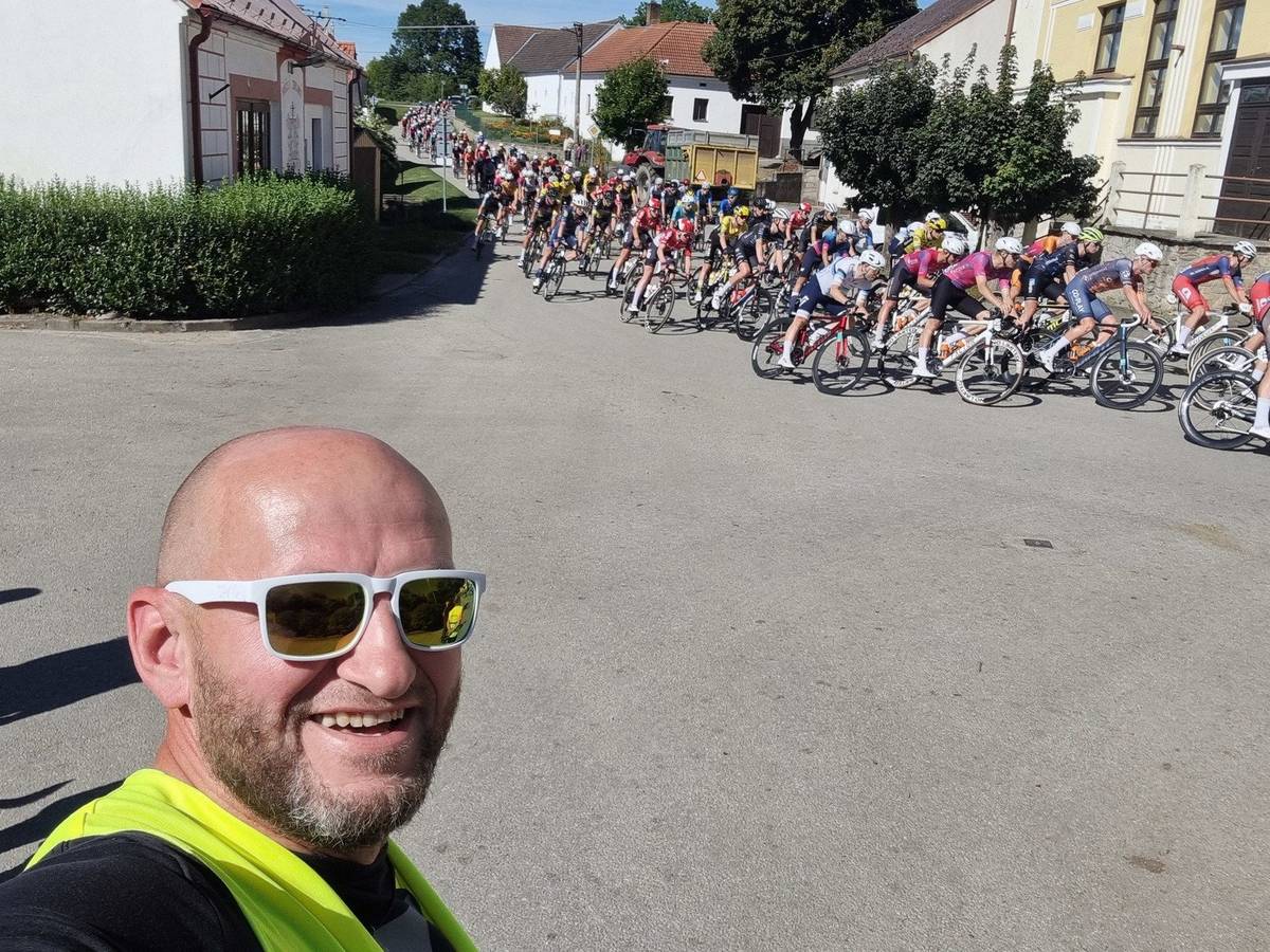Okolo jižních Čech 2026 je mezinárodní cyklistický etapový závod, který se koná od 3. do 6. září 2026. Je součástí Světového poháru v silniční cyklistice a tedy v kategorii závodů mezinárodní cyklistické federace UCI 2.2. Jedná se o druhý nejvýznamnější závod v silniční cyklistice v České republice. Letos proběhne již třináctý ročník. Trasy první a čtvrté etapy vedou i přes Plavsko.  První etapa bude probíhat 3. září a cyklisté budou Plavskem projíždět po 15. hodině, pojedou od Hatína směrem Vydří. Čtvrtá etapa se pojede 6. září a cyklisté budou projíždět Plavskem dvakrát, nejdříve od Vydří na Hatín v intervalu 14:30 - 15:00, poté od Políkna na Hatín v intervalu 15:10 - 15:40. Počítejte v těchto časech s dopravním omezením v místech trasy etap závodu. K hladkému průběhu závodu a bezpečnosti můžete přispět i Vy. Vaší podporou, ale především dodržování pokynů pořadatelů v době plánovaného průjezdu závodu a uvolněním komunikací a zajištění všeho, co by mohlo průběh etapy narušit (zejména auta ve vozovce a domácí zvířata). K zajištění bezpečnosti přispěje i SDH Plavsko. Více na www.plavsko.cz