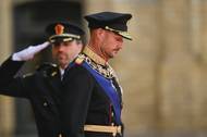 Norský král Haakon opouští norský parlament poté, co složil přísahu věrnosti ústavě