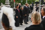 Norská korunní princezna Ingrid Alexandra, královna Sonja a princ Sverre Magnus čekají na příjezd norského krále Haakona do norského parlamentu