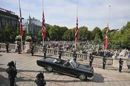 Norský král Haakon opouští norský parlament poté, co složil přísahu věrnosti ústavě