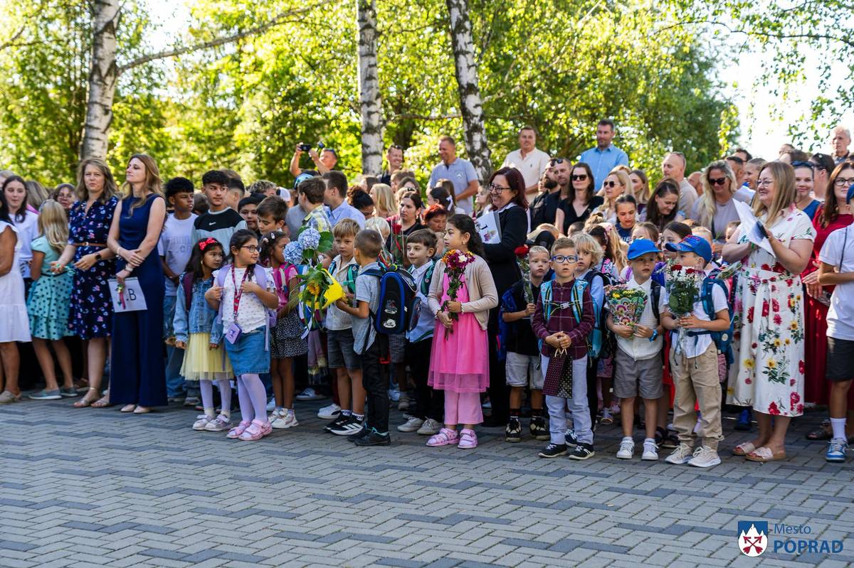 Školské lavice už nezívajú prázdnotou. Po letných prázdninách sa do nich opäť vrátili tisícky žiakov. Do prvých ročníkov základných škôl v zriaďovateľskej pôsobnosti mesta Poprad tento rok nastupuje približne 500 prvákov. Pre každého z nich mesto tradične pripravilo balíček so školskými potrebami v hodnote 35 eur. Deti v nich nájdu výtvarné a ďalšie školské pomôcky, ktoré využijú počas školského roka a zároveň môžu rodičom finančne uľahčiť jeho začiatok.   „Teší nás, že do našich škôl nastupuje viac detí ako vlani. Je to pozitívny signál, ale zároveň aj záväzok vytvárať im čo najlepšie podmienky pre vzdelávanie, rozvoj a spokojný čas strávený v škole. Všetkým prajem veľa úspechov v novom školskom roku,“ uviedol primátor mesta Poprad Anton Danko.  Slávnostné otvorenie nového školského roka prebehlo 1. septembra 2026 aj v ZŠ s MŠ na Vagonárskej ulici v Spišskej Sobote. Škola si pri tejto príležitosti prevzala titul Najšportovejšia škola mesta Poprad a víťazný pohár od prvého viceprimátora mesta Poprad Štefana Pčolu.  Nový školský rok 2026/2027 prináša aj významnú zmenu. Základné školy vstupujú do vzdelávacej reformy. Začiatok školského roka však nezačína len novými plánmi a cieľmi, ale aj konkrétnymi úpravami v školách. V Základnej škole na Komenského ulici sa vytvorilo nové zázemie pre školskú psychologičku a špeciálnu pedagogičku, vo viacerých školách sa vymaľovali triedy a doplnilo nové vybavenie školských jedální.  V materských školách sa zároveň obnovovali detské ihriská a upravovali hracie prvky.  Všetkým žiakom, učiteľom a rodičom želáme úspešný školský rok plný nových vedomostí, priateľstiev a radosti z poznávania!