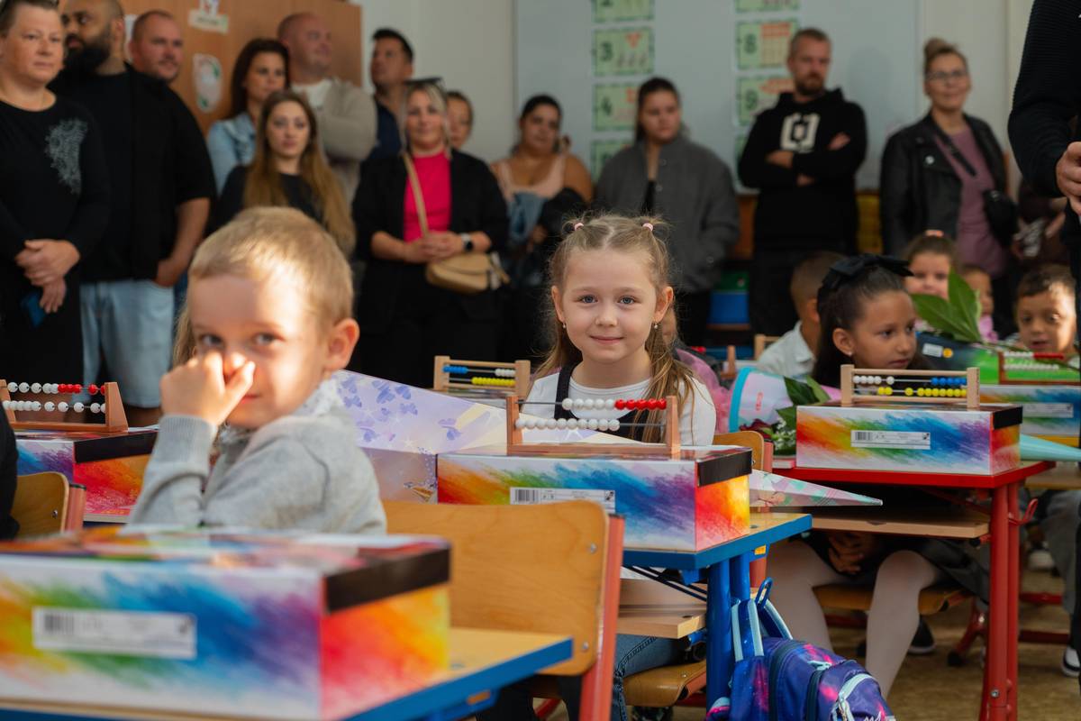 CHODOV (1. 9. 2026) – Celkem 135 prvňáčků usedlo dnes do lavic ve třech chodovských základních školách. Pro každého z nich byl připraven kufřík se základními školními potřebami, který dětem věnoval Nadační fond Chodov pomáhá. K letošním únorovým zápisům rozeslala radnice rodičům 132 pozvánek, což je o šest méně než v předchozím roce. V září nakonec do škol nastoupilo o tři prvňáky více, výsledný počet dětí totiž ovlivňují například odklady povinné školní docházky nebo stěhování rodin. Zápisy se tentokrát konaly přibližně o dva měsíce dříve než v minulých letech. Změna, která platí od roku 2026, má školám i rodičům umožnit včasnější řešení případných odkladů. Více fotografií naleznete na městském FB.