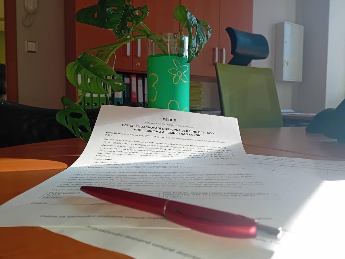 Vážení občané, chceme shrnout naši nynější snahu o vyvolání jednání se zodpovědnými institucemi a jejich představiteli o (ne)dostupnosti veřejné dopravy v Lomnici nad Lužnicí.  V současné době je důležité, aby byl slyšet hlas nás všech, a tak je možné podepsat listinnou podobu Petice za zachování veřejné dopravy pro Lomnicko, která je na městském úřadě na podatelně a v knihovně; další místa postupně zveřejníme. Elektronická podoba petice je k podpisu zde. O Vaše konkrétní problémy, ale i absurdnosti v dopravě se s námi určitě podělte v tomto dotazníku: IDESKA - Jak se konkrétně změnila vaše cesta z/do Lomnice nad Lužnicí? (takto elektronicky nebo taktéž na úřadě a v knihovně).  Moc vám děkujeme za více než sto padesát odpovědí v dotazníku Nenechme Lomnici dopravně odříznout! Dotazník necháváme stále otevřený a budeme rádi za sdílení a vyplnění i dalšími lidmi z okruhu vaší rodiny, přátel a známých. Děkuji za vaši aktivitu a spolupráci, bez ní by to nešlo!  Petr Krejník, starosta města