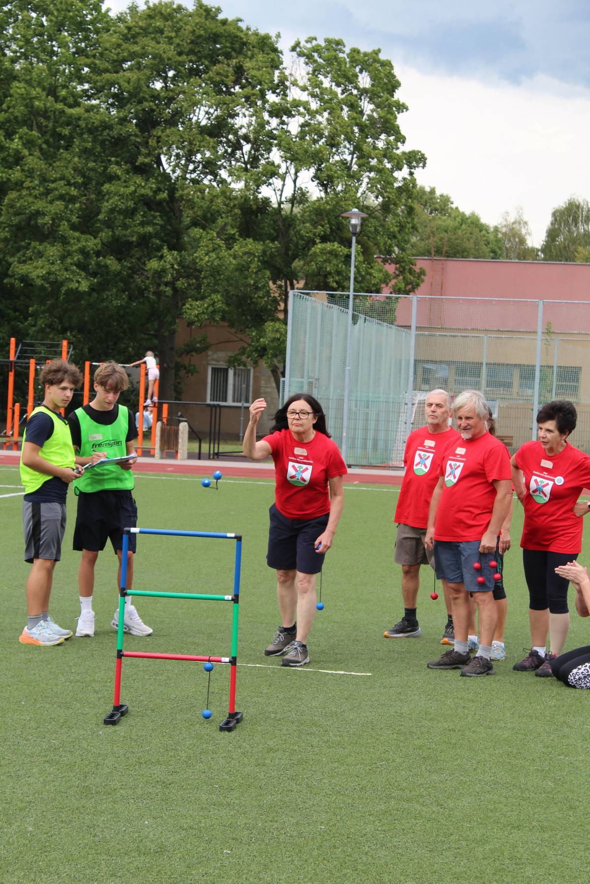 Ve čtvrtek 3.9.2026 se naše obec Kunčice pod Ondřejníkem již podruhé zapojila do Seniorfestu Beskydy, který se uskutečnil na hřišti ZŠ T. G. Masaryka ve Frýdlantě nad Ostravicí. Tuto krásnou sportovně-společenskou akci organizovala MAS Frýdlantsko-Beskydy s cílem vytvořit novou tradici, oživit veřejný prostor, přinášet radost a především posilovat komunitní život v našem regionu. Po slavnostním zahájení, při kterém jsem měl jako starosta naší obce tu čest držet kunčickou obecní vlajku, následovalo zapálení olympijského ohně a zazněla česká státní hymna. Poté se na start postavilo 14 družstev seniorů z okolních měst a obcí. Každý tým měl po celý den k dispozici dva žáky školy, kteří se o soutěžící pečlivě starali a byli jim skvělými pomocníky. Program navíc zpestřila vystoupení dětí z místních mateřských škol. Celou akci s energií a humorem moderoval Radek Erben, kterého mnozí z vás znáte také z Hitrádia Orion.  A kdo reprezentoval naše Kunčice? Naši odvážní senioři 65+, které vybrala a pečlivě připravila Zdeňka Křenková, byli: Jiří Sřalka, Irena Střalková, Evženka Příhodová, Míla Sumíková, Josef Zela, Táňa Holušová a kapitán týmu Mirek Holuša. A rozhodně se bylo na co dívat!  Soutěžilo se v šesti disciplínách, ve kterých naši reprezentanti několikrát dosáhli na přední příčky. V jedné z disciplín nás bohužel provázela smůla, a tak jsme v celkovém hodnocení obsadili krásné 5. místo. Ale o výsledek tentokrát opravdu nešlo. Jak se říká: „Není důležité zvítězit, ale zúčastnit se.“ A já bych dodal – ještě důležitější je užít si společný den, pobavit se, zasportovat si a být spolu.  Celý den se nesl ve znamení pohybu, dobré nálady, smíchu a vzájemného povzbuzování. Náš tým podával skvělé sportovní výkony, držel při sobě a především si společný den užil. A právě o tom Seniorfest podle mě je.  Velké poděkování patří všem členům našeho týmu za skvělou reprezentaci Kunčic pod Ondřejníkem, za jejich nasazení, dobrou náladu a sportovního ducha. A na závěr jedno přání: příští rok bych byl rád, kdyby naše kunčické seniory přijelo podpořit ještě více kamarádů, přátel, rodinných příslušníků a spoluobčanů. Věřím, že si naši sportovci zaslouží pořádnou fanouškovskou základnu!  Děkuji všem, kteří se na organizaci a průběhu Seniorfestu podíleli. Byl to krásný den a další důkaz toho, že Beskydy opravdu nestárnou!  Ing. Jiří Mikala, starosta obce