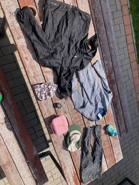 Dobrý den, u sokolovny v bedně na tenisovou síť je dost zapomenutého oblečení a nějaké věci: 1 malá botka croska, 1 sportovní bunda 1 funkční triko, 1 tepláčky 2 čepice, 1 dóza na sváču a 1 digivěc na kolo. Nyní bednu vysoušíme a věci sušíme. Zřejmě tam napršelo. Obec Hrušová