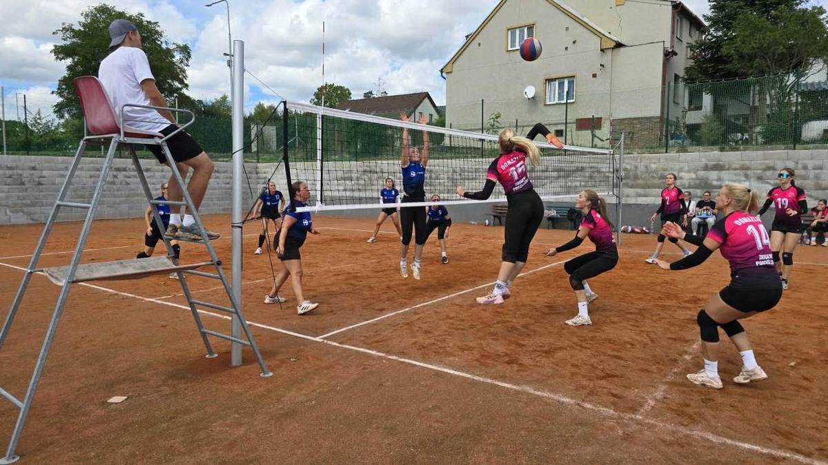 Poslední prázdninový víkend ve Vejprnicích nepatřil jen fotbalovému trávníku. Rušno bylo také na antukovém hřišti nad školou, kde se odehrály soutěžní zápasy prvního a druhého kola Krajského přeboru žen II. třídy mezi B týmem TJ Sokol Vejprnice a B týmem Volejbalu Domažlice.