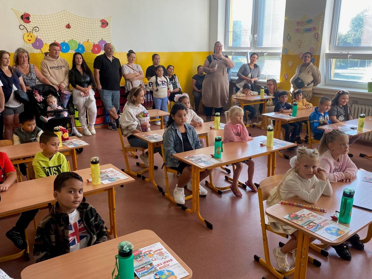 V úterý 1. září 2026 začal nový školní rok. Letos to byla premiéra pro 674 havířovských prvňáků v 37 prvních třídách. Na ZŠ Kapitána Jasioka a Karoliny Světlé kromě pedagogů prvňáky vítala také havířovská primátorka Iveta Kočí Palkovská. „První školní den je velkým okamžikem nejen pro samotné děti, ale také pro jejich rodiče. Prvňáčkům přeji, aby se jim ve škole líbilo, našli si spoustu kamarádů a aby je objevování nových vědomostí a dovedností bavilo. Rodičům pak přeji hodně trpělivosti, radosti z jejich školních úspěchů a krásných společných zážitků. Věřím, že na své první školní dny budou děti jednou vzpomínat s úsměvem,“ popřála havířovská primátorka Iveta Kočí Palkovská. Popřát prvňákům a jejich rodičům štěstí a úspěchy na cestě ke vzdělání a novému poznání přišli na ZŠ 1. máje a Polskou školu náměstek pro investice a chytré město Bohuslav Niemiec, na ZŠ a MŠ Zelená náměstek pro školství a kulturu Pavel Rapant, na ZŠ a MŠ Na Nábřeží náměstkyně pro sociální oblast Alena Olšoková a na ZŠ Generála Svobody náměstek pro sport Daniel Vachtarčík. Na děti od města čekaly malé dárky s logem města, jako například vak, pouzdro, reflexní prvky nebo psací potřeby. Veselým společníkem pak byl maskot Floriánek. Na dalších školách v Havířově pak prvňáčky vítali také někteří zastupitelé a členové školské komise Rady města Havířova. Celkem do lavic základních škol v Havířově nastoupilo 5 800 žáků. https://www.havirov-city.cz/aktuality/zacal-novy-skolni-rok-havirove-nastoupilo-674-prvnacku-ktere-privitali-zastupci-mesta