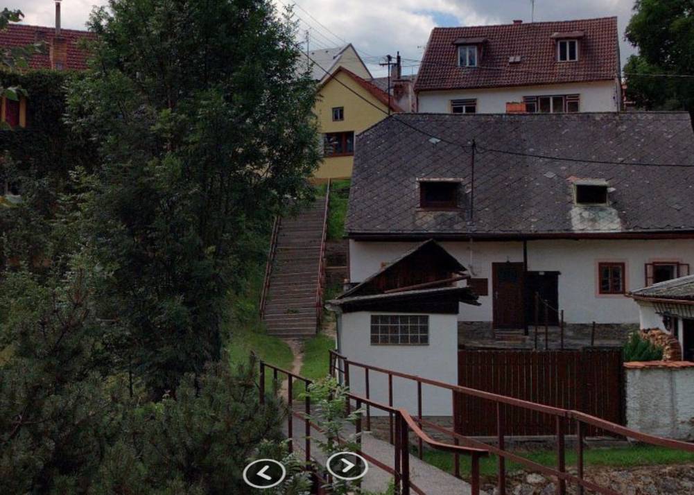 Z důvodu opravy bude schodiště v ulici Koželužská do konce měsíce září uzavřené.