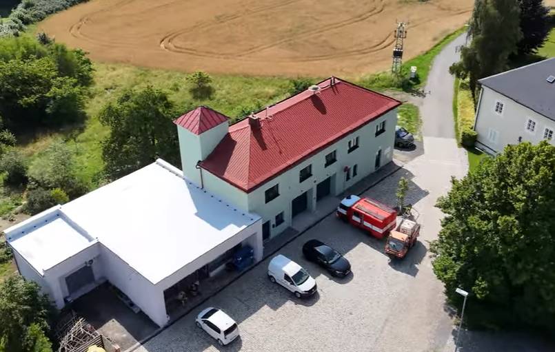O letošních prázdninách byla úspěšně dokončena akce "Zateplení hasičské zbrojnice ve Bzí".   Projekt zahrnoval snížení energetické náročnosti objektu hasičské zbrojnice a sousedícího objektu obchodu. Práce byly zahájeny v září roku 2025, zhotovitelem stavby byla firma MH s.r.o. Jak stavba probíhala si můžete připomenout v příspěvku na https://www.youtube.com/watch?v=Jc_DtEooKNY Náklady se vyšplhaly celkem na 9 100 000 Kč vč. DPH. Na zateplení hasičské zbrojnice se podařilo získat příspěvek z Operačního programu Životní prostředí 2021 - 2027.