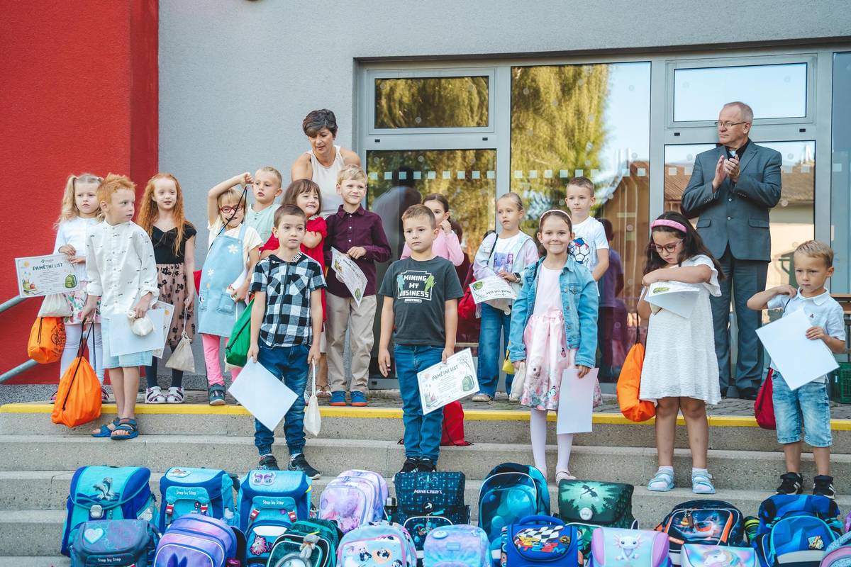 🎒📚 Dnes začíná školní rok 2026/2027. Vítáme všechny prvňáčky i ostatní školáky zpátky ve školních lavicích a přejeme jim, ať je nový školní rok plný úspěchů, nových zážitků a radosti z poznávání. ✏️ Pedagogům přejeme hodně energie, trpělivosti a spokojených žáků. 💚 📅 Kdy budou podzimní, vánoční, pololetní nebo jarní prázdniny? Přehled důležitých termínů školního roku 2026/2027 najdete na našem webu. ➡️: https://bit.ly/3SCjEGO #Hlucin #SkolniRok #Prvnacci #Skolaci #ZpatkyDoSkoly