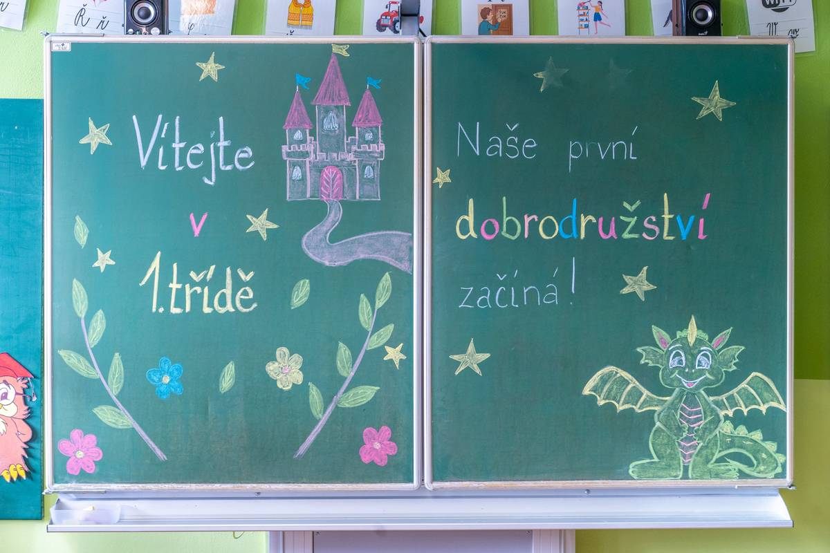 První školní den je velkým okamžikem nejen pro děti, ale i pro jejich rodiče. Na Základní škole Hlavní v Mojžíři dnes prvňáčky přivítali náměstek primátora Michal Mohr spolu s náměstkem ministra školství Zdeňkem Kettnerem. Malým školákům popřáli do jejich nové životní etapy především hodně úspěchů, radosti z učení, skvělých kamarádů a spoustu krásných zážitků. 🍀 Ať je jejich první školní rok začátkem krásné a úspěšné cesty! ❤️