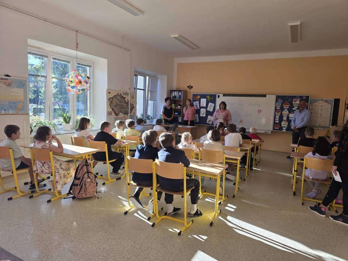Prázdniny utekly jako voda, zůstala jen spousta krásných zážitků. Přiběhlo září a s ním klepe na dveře začátek nového školního roku. Hned 1. září jsme přivítali ve škole nové prvňáčky. Poprvé překročili školní práh a usedli do lavice. Těší se a jsou zvědaví, co nového je čeká.
