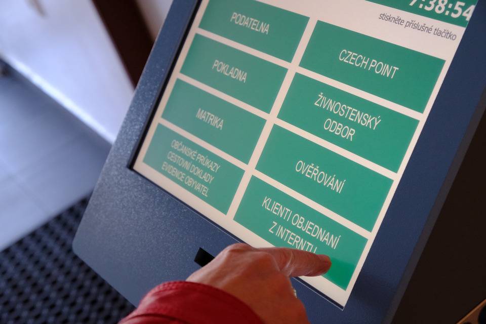 Využívejte prosím online rezervační systém. Vážení občané, z provozních důvodů je stále omezen provoz na úseku občanských průkazů, cestovních dokladů a evidence obyvatel. K podání žádosti o vydání občanského průkazu, cestovního dokladu a k vyřízení záležitostí v oblasti evidence obyvatel budou po tuto dobu odbaveni pouze klienti objednaní prostřednictvím online rezervačního systému: https://www.praha21.cz/informace/webcall-elektronicke-objednani Děkujeme za pochopení a omlouváme se za případné komplikace.
