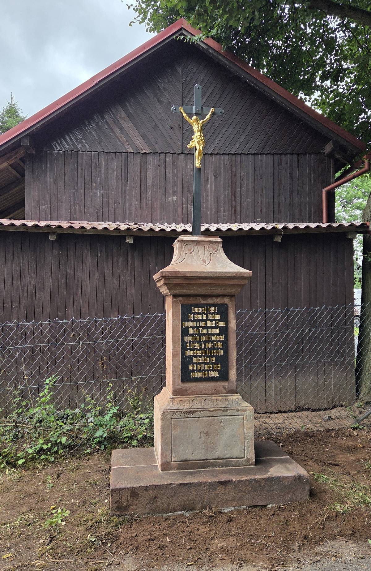 Město Úpice úspěšně dokončilo obnovu značně zchátralého kamenného křížku z konce 18. století na Kvíčale u Jiroušků. Náročného restaurování se ujala kamenická firma Petra Beneše z Trutnova, které se obnova této sakrální památky náramně povedla. Projekt byl realizován za přispění dotace z Evropské unie ve výši 223 600 Kč prostřednictvím MAS Království – Jestřebí hory, o. p. s. Revitalizace křížku je dalším významným krokem k zachování našeho společného kulturního dědictví a paměti krajiny. Podrobnosti o průběhu prací i historii křížku si můžete přečíst na webu města: https://www.upice.cz/assets/File.ashx?id_org=17465&id_dokumenty=17909