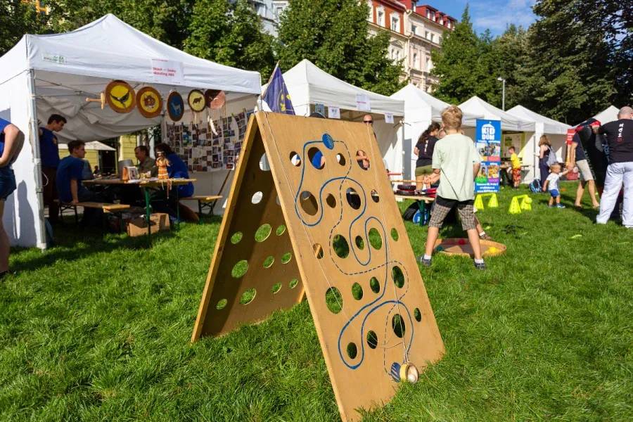 Vážení sousedé, hledáte pro své děti kroužek, sportovní oddíl nebo jinou volnočasovou aktivitu? Přijďte ve čtvrtek 3. září od 14.00 do 18.00 na náměstí Jiřího z Poděbrad na 12. ročník veletrhu Volný čas na Trojce. Na jednom místě poznáte organizace nabízející sportovní, taneční, kulturní, vzdělávací i další aktivity pro děti a mládež. Řadu z nich si děti budou moci rovnou vyzkoušet. Čekají vás taneční a gymnastické ukázky, box, sebeobrana, sborový zpěv, poznávání přírody a další pestrý program.  Soutěžit se bude také o vstupenky do Muzea Smyslů Praha.  📅 Čtvrtek 3. září 🕑 14.00–18.00 📍 Náměstí Jiřího z Poděbrad  Vstup zdarma Kompletní program: https://1url.cz/8egEZ Těšíme se na vás! Vaše Praha 3