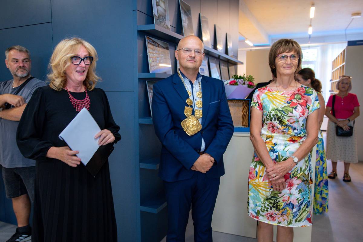 👏Za mimoriadne zásluhy v oblasti školstva, za dlhoročnú, obetavú, pedagogickú a riadiacu prácu, významný prínos k rozvoju Základnej školy, Janka Palu 2, Nemšová a za celoživotné úsilie venované výchove a vzdelávaniu mladých generácií, si ocenenie prevzala Mgr. Emília Mazanovská, dlhoročná riaditeľka základnej školy...   🤝Je poďakovaním za roky pracovného nasadenia, ktoré venovala škole, žiakom, kolegom aj rodičom...  🙏K oceneniu blahoželáme a vážime si odovzdanie jej vedomostí, skúseností a morálnych hodnôt ďalším generáciám...