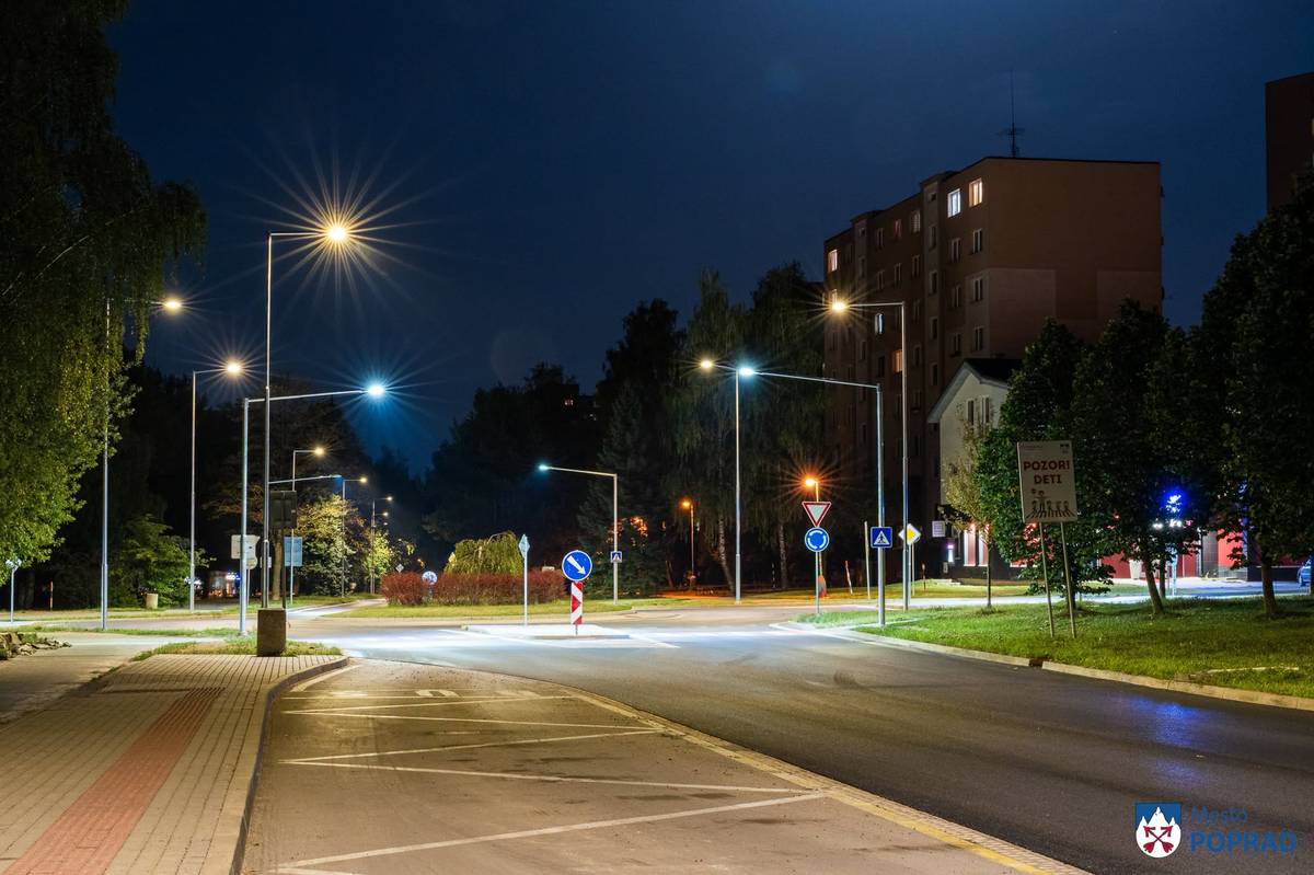 Obyvatelia sídliska Juh a taktiež aj Matejoviec si už môžu všimnúť zmenu vo verejnom osvetlení.  Nové, moderné LED svietidlá prinášajú kvalitnejšie svetlo, nižšiu spotrebu energie i modernejší vzhľad verejného priestoru.  Na Ulici L. Svobodu bolo osadených celkovo 75 moderných LED svietidiel na nových oceľových, obojstranne zinkovaných stožiaroch. Toto osvetlenie spĺňa aktuálne požiadavky na svetelno-technické parametre a celá sústava je realizovaná v prevedení Smart City, ktorá umožňuje jej diaľkové monitorovanie a ovládanie.  Významnou zmenou prešla aj Ulica Smetanova v Matejovciach. Pôvodné verejné osvetlenie tvorené sodíkovými výbojkami nahradilo úsporné LED osvetlenie nainštalované na nových, obojstranne zinkovaných stožiaroch. Súčasťou riešenia je aj nové osvetlenie prepojovacieho chodníka medzi Ulicami Allendeho a Smetanovou, ktoré prispeje k vyššej bezpečnosti a komfortu chodcov.  „Modernizácia verejného osvetlenia je ďalším krokom k energeticky efektívnejšiemu a bezpečnejšiemu mestu. V uvedených lokalitách je plánovaná ročná úspora energií až 80 %, čo predstavuje takmer 50 tis KWh. Na moderné LED technológie budeme postupne prechádzať aj v ďalších častiach mesta nielen kvôli šetreniu financií, ale aj v záujme ochrany životného prostredia i vyššej bezpečnosti chodcov a účastníkov cestnej premávky,“ dodal primátor Anton Danko.