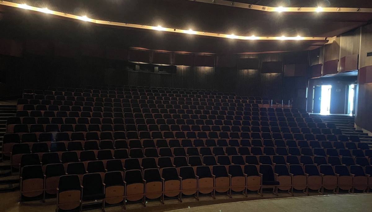 Zlín - Bývalé kino Květen ve zlínské části Malenovice čeká rekonstrukce. Ještě před jejím zahájením se podařilo dát původnímu vybavení kinosálu další využití. Společnost Nemovitosti města Zlína nabídla prostřednictvím webových stránek statutárního města a jeho sociálních sítí v pondělí odpoledne k bezplatnému odběru celkem 442 sedaček. Zájem veřejnosti byl obrovský, výzva musela být po necelých šestadvaceti hodinách od zveřejnění stažena.