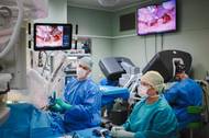 Lékaři Kliniky ORL a chirurgie hlavy a krku FN Ostrava poprvé použili robotický systém Da Vinci k operaci v oblasti ORL.