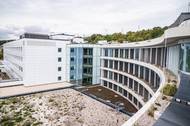 Nové centrum leží mezi areály nemocnic Motol a Homolka. Jeho nová budova navazuje na původní pavilon FN Motol s ozařovnami. Ten prošel generelní rekonstrukcí.