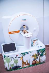 Model magnetické rezonance a CT. Slouží zdravotníkům, aby dětem před vyšetřením ukázali, co je čeká, malí pacienti se nebáli a vyšetření zvládli bez sedace. Model vytváří i zvuky a přiložený tablet ukazuje, jak se skenuje statečná žirafa Gerda.