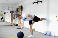 Varianta číslo tři se hodí u lehkých břemen. Uděláme klasickou holubičku, břemeno chytneme a jednou rukou zvedneme.