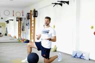 Při druhé variantě si k břemenu klekneme na jedno koleno. To je ideální třeba když vyndáváme plech z trouby nebo prádlo z pračky.