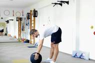 Pokud břemeno váží třeba 10 kilo, když ho budeme zvedat takto, znamená to pro naše záda váhu až 110 kilo.