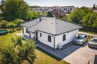 Manželé si po odchodu dětí z paneláku postavili vlastní bungalov. Dům má 94 metrů čtverečních a bohatě jim stačí