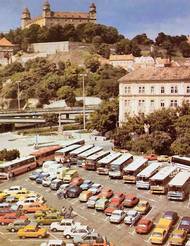 Rozlehlé parkoviště pod bratislavským hradem nabízí pohled na různá provedení Karosy řady 700.