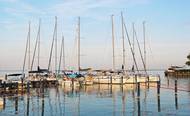 Malebný Balatonfüred s plachetnicemi