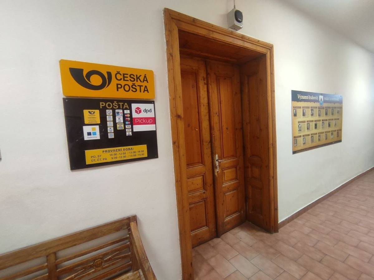V souvislosti s rekonstrukcí bude dočasně uzavřena také provozovna České pošty v budově úřadu. Pro veřejnost bude uzavřena od pátku 23. října do pondělí 9. listopadu 2026.  Posledním dnem provozu této pobočky před rekonstrukcí bude čtvrtek 22. října 2026 a po rekonstrukci bude provoz znovu zahájen v úterý 10. listopadu 2026. Po dobu uzavření budou služby České pošty zajištěny provozovnou Ostrava 30, Bohumíra Četyny 1047/12, 700 30 Ostrava, a to v této otevírací době: pondělí–pátek: 8.00–19.00 hodin sobota: 8.00–12.00 hodin Děkujeme všem občanům za pochopení dočasných omezení a za trpělivost během rekonstrukce.
