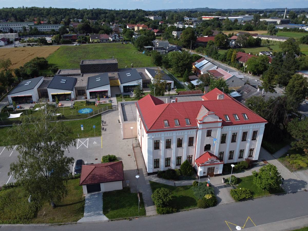 Vážení občané, od 16. října 2026 bude v budově Úřadu městského obvodu Hrabová probíhat rekonstrukce interiéru – výměna podlah a dveří a oprava omítek. V pondělí 2. listopadu 2026 bude úřad pro veřejnost uzavřen. V týdnu od 2. do 9. listopadu prosíme, abyste, pokud je to možné, upřednostnili telefonickou či elektronickou komunikaci. Osobní návštěvu doporučujeme pouze v nezbytných případech. Po dobu rekonstrukce se budou prostory úřadu částečně nacházet ve stavebním režimu, proto dbejte zvýšené opatrnosti. Děkujeme za pochopení a trpělivost.