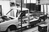Vzácný snímek z ruční stavby prototypu. Prodloužení karosérie je zde velmi dobře patrné
